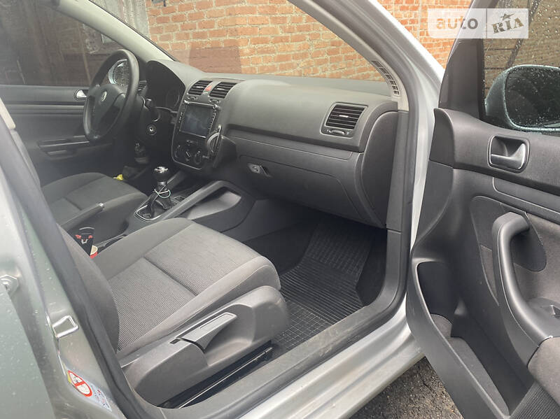 Хэтчбек Volkswagen Golf 2006 в Краснокутске