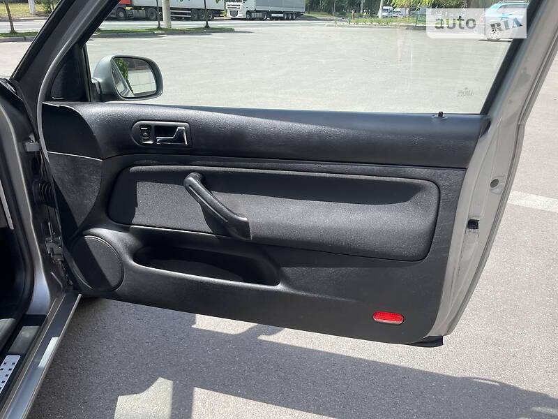 Хэтчбек Volkswagen Golf 2002 в Днепре