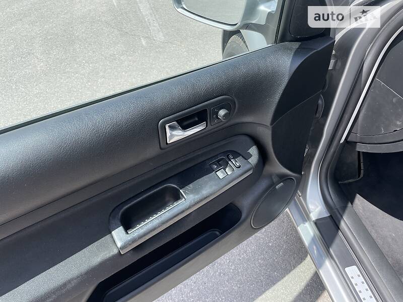 Хэтчбек Volkswagen Golf 2002 в Днепре