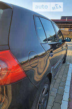 Хэтчбек Volkswagen Golf 2004 в 