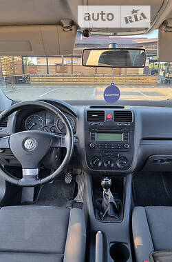 Хэтчбек Volkswagen Golf 2004 в 