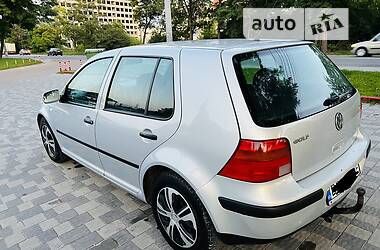 Хэтчбек Volkswagen Golf 2000 в 
