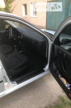 Хэтчбек Volkswagen Golf 2000 в 