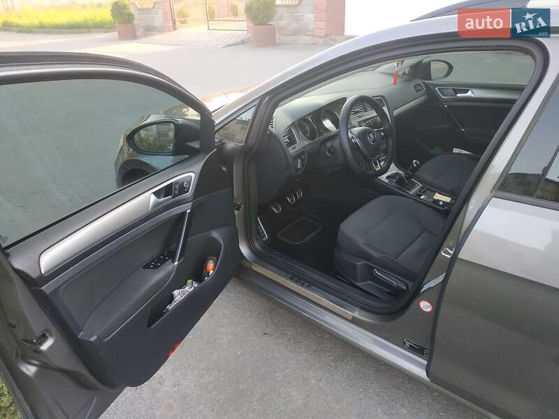 Универсал Volkswagen Golf 2017 в Ровно