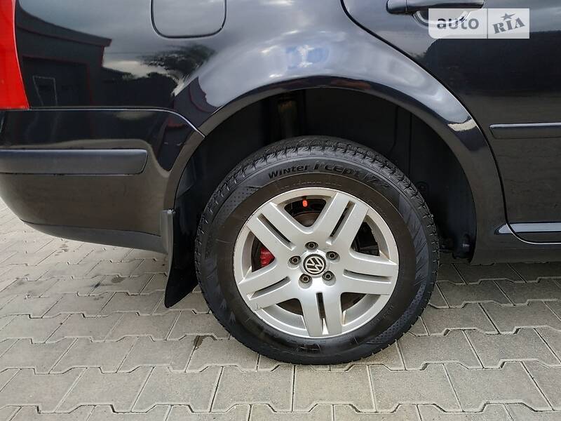 Универсал Volkswagen Golf 2004 в Черновцах