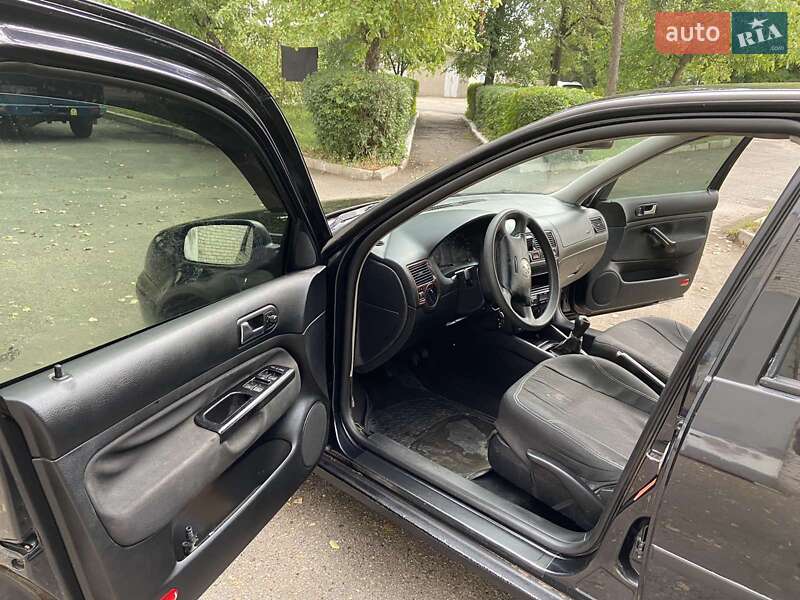 Хетчбек Volkswagen Golf 2004 в Новомосковську