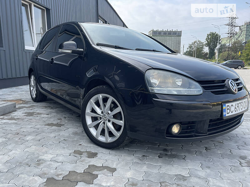 Хэтчбек Volkswagen Golf 2004 в 