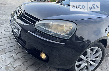 Хэтчбек Volkswagen Golf 2004 в 