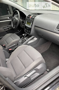 Хэтчбек Volkswagen Golf 2004 в 