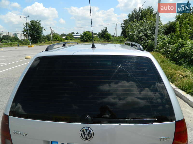Універсал Volkswagen Golf 2001 в Чернівцях