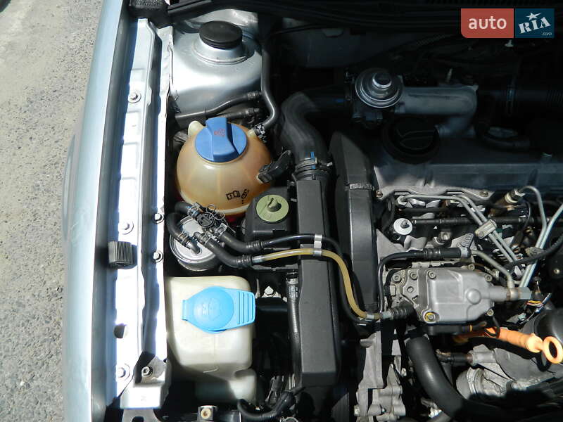 Універсал Volkswagen Golf 2001 в Чернівцях