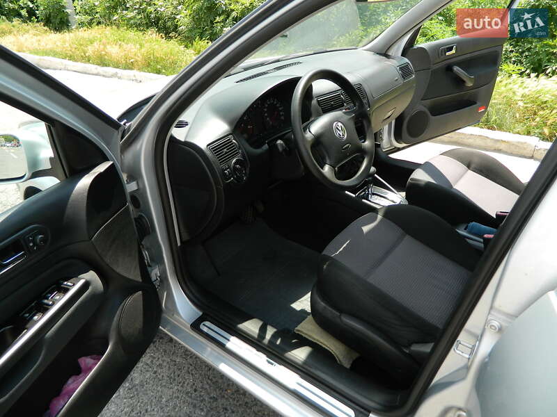 Універсал Volkswagen Golf 2001 в Чернівцях