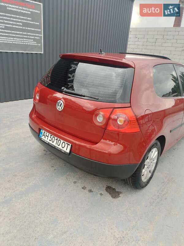 Хетчбек Volkswagen Golf 2004 в Добропіллі