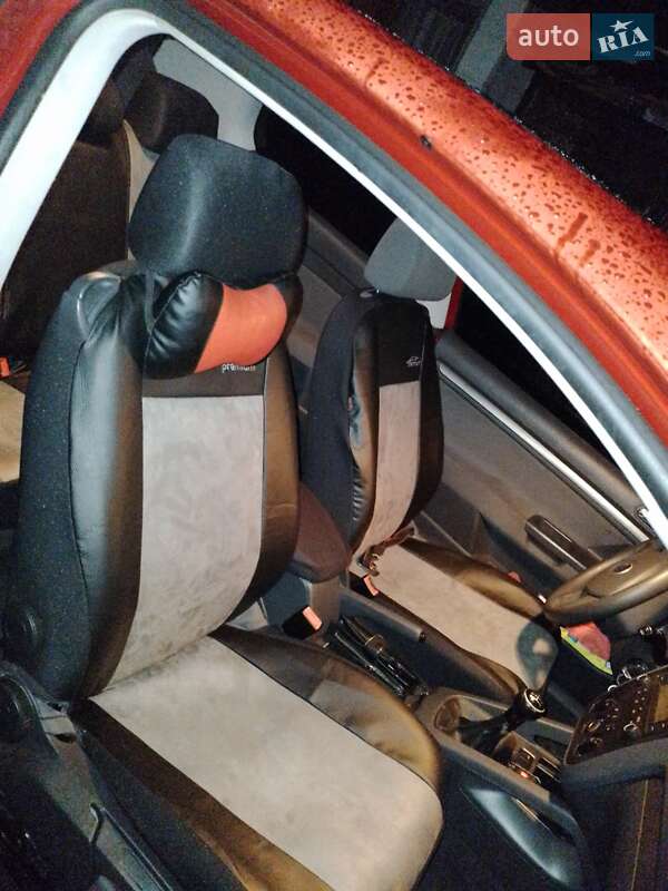 Хетчбек Volkswagen Golf 2004 в Добропіллі