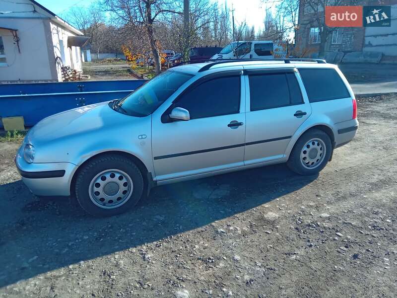 Універсал Volkswagen Golf 2000 в Кельменцях