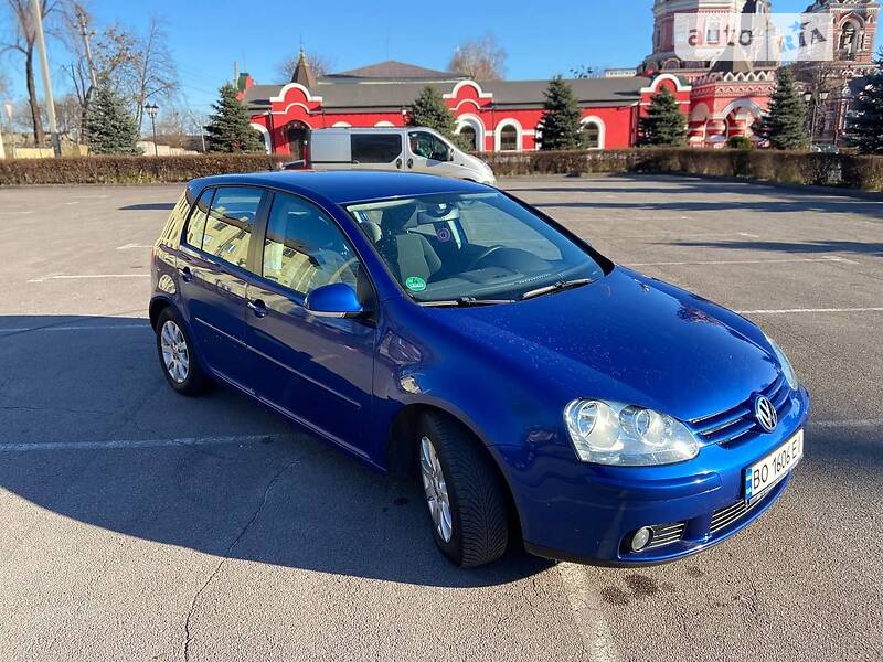 Хэтчбек Volkswagen Golf 2004 в Каменском