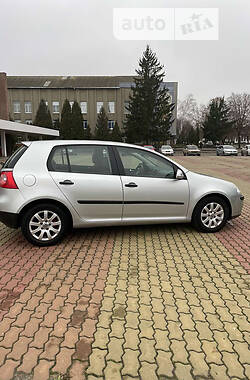 Хэтчбек Volkswagen Golf 2004 в Корсуне-Шевченковском