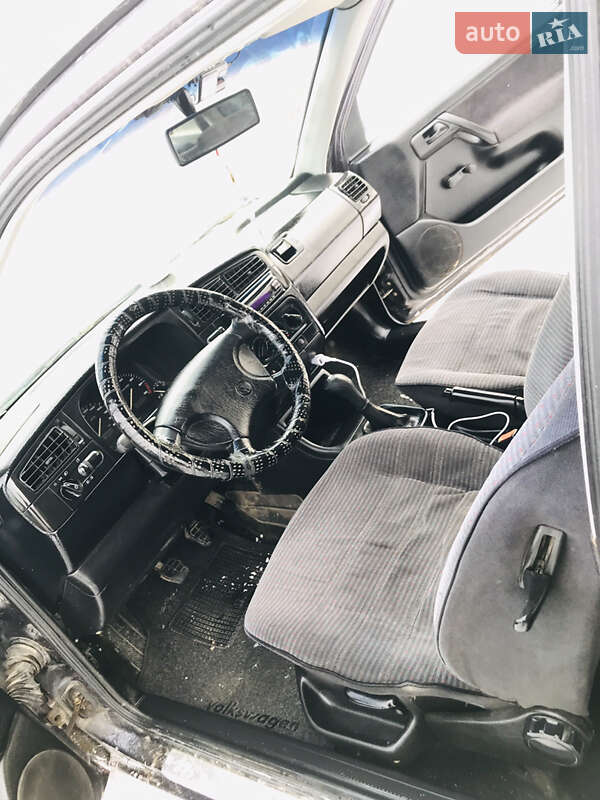Седан Volkswagen Golf 1993 в Чернівцях
