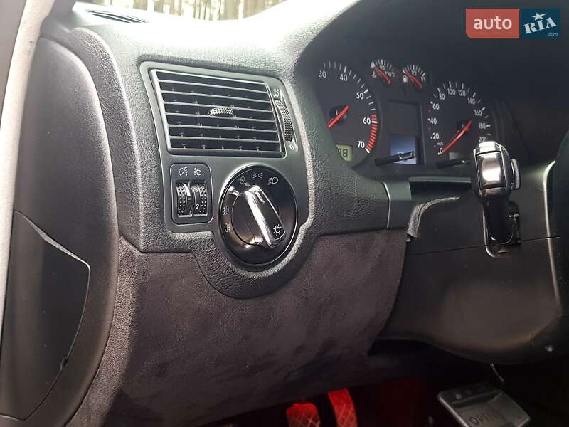 Хэтчбек Volkswagen Golf 2002 в Дрогобыче