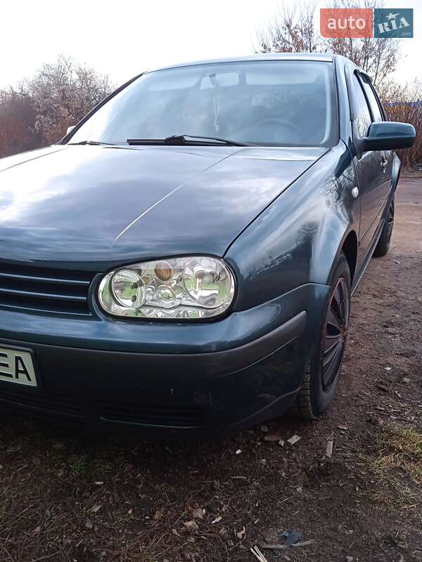 Хэтчбек Volkswagen Golf 2002 в Коростене