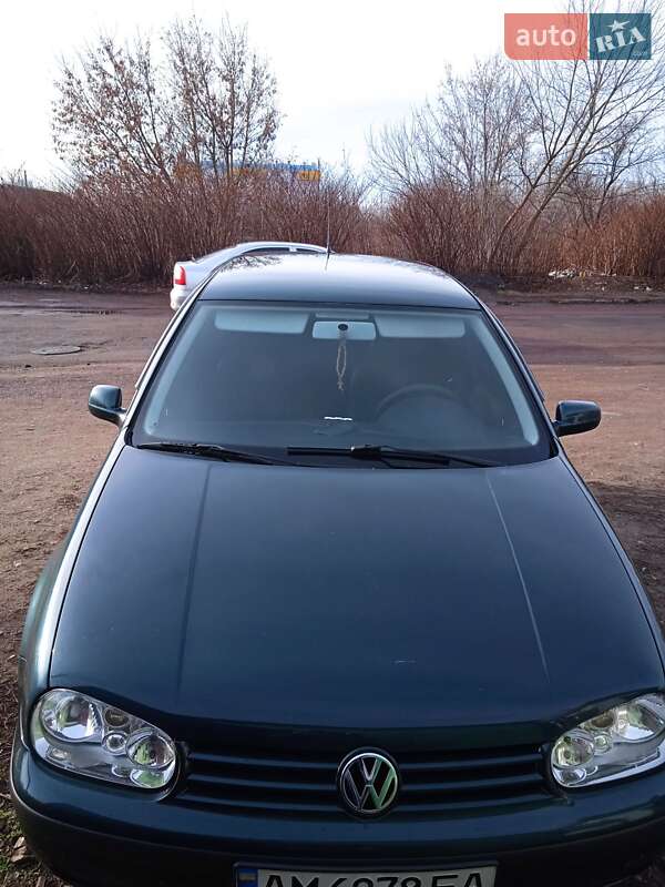 Хэтчбек Volkswagen Golf 2002 в Коростене