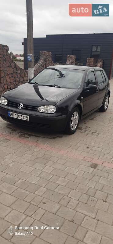 Хетчбек Volkswagen Golf 2001 в Березному