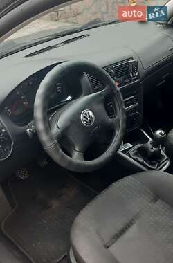 Хэтчбек Volkswagen Golf 2001 в 