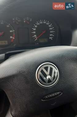 Хэтчбек Volkswagen Golf 2001 в 