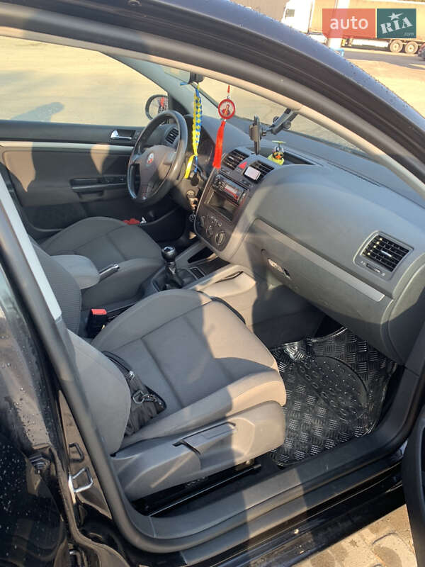 Хэтчбек Volkswagen Golf 2004 в Львове