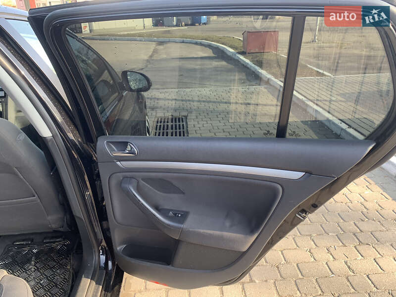 Хэтчбек Volkswagen Golf 2004 в Львове