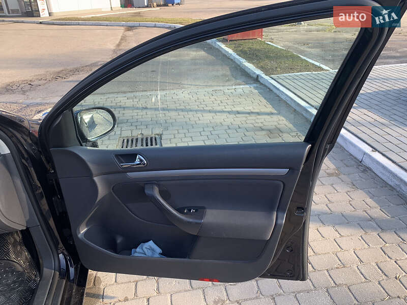 Хэтчбек Volkswagen Golf 2004 в Львове