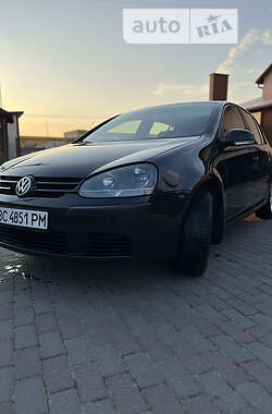 Хэтчбек Volkswagen Golf 2004 в Городке