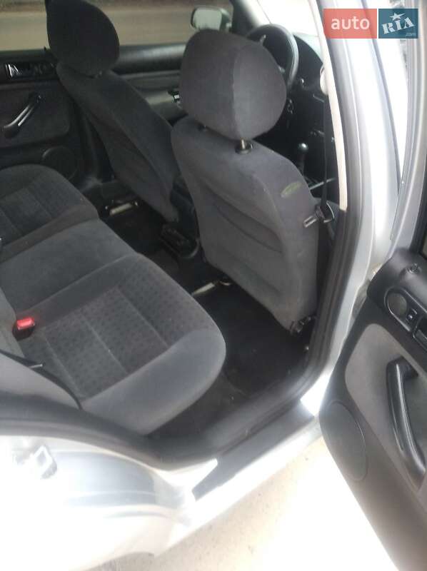 Хетчбек Volkswagen Golf 2000 в Луцьку