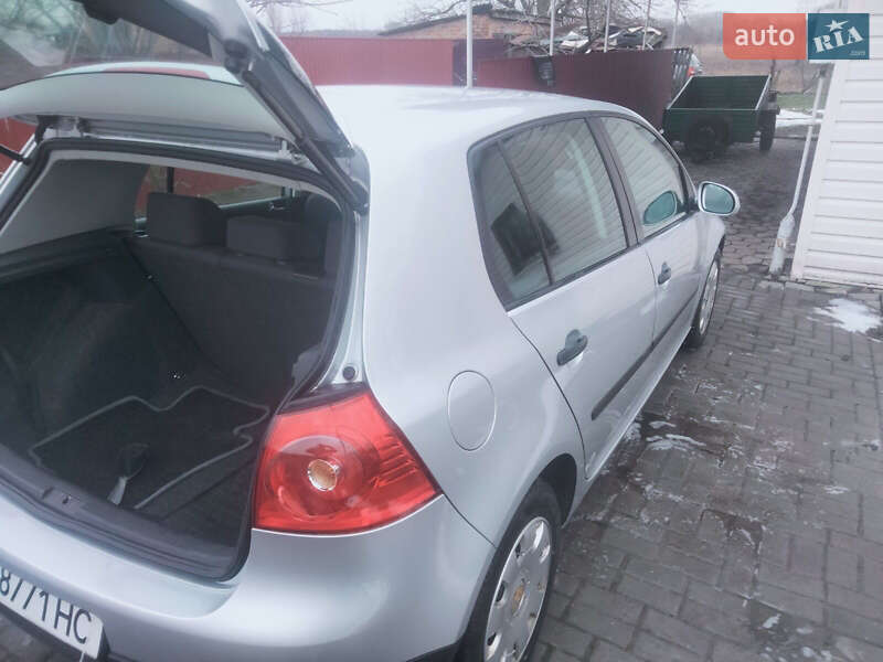 Хэтчбек Volkswagen Golf 2005 в Миргороде