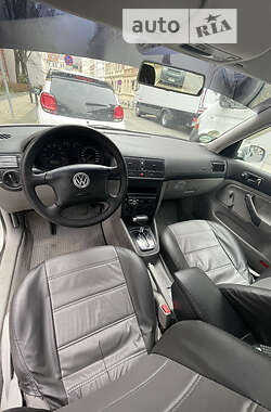 Хэтчбек Volkswagen Golf 1999 в 