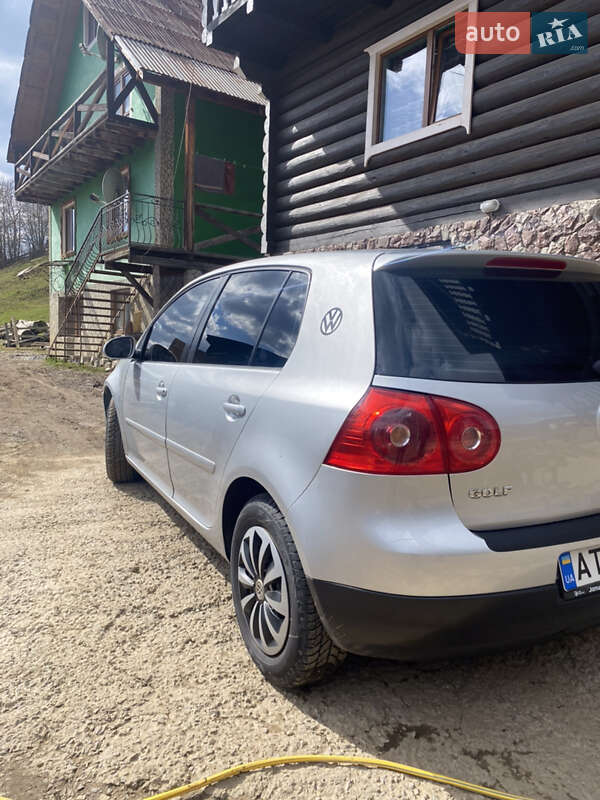 Хэтчбек Volkswagen Golf 2004 в Яремче