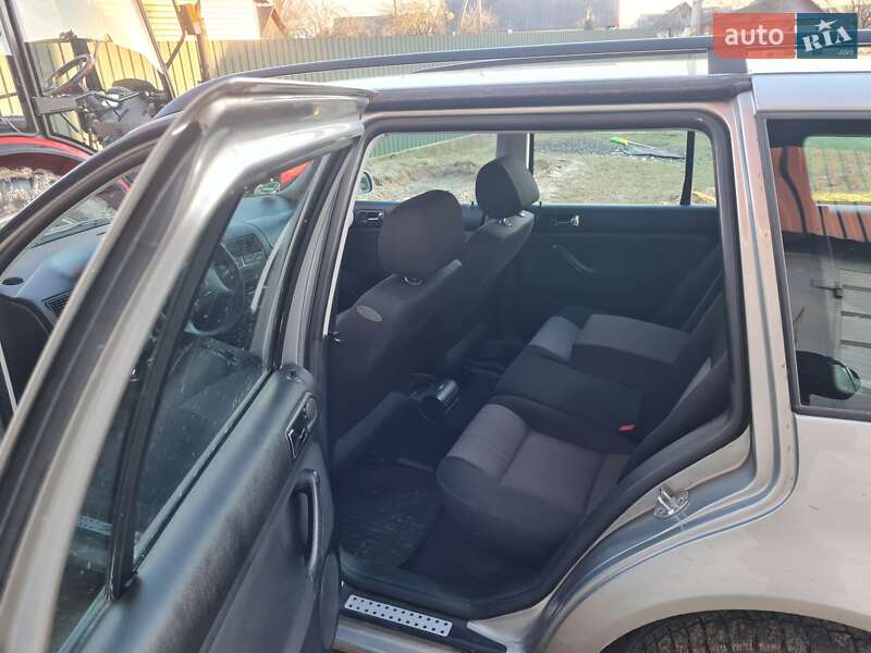 Универсал Volkswagen Golf 2002 в Ровно