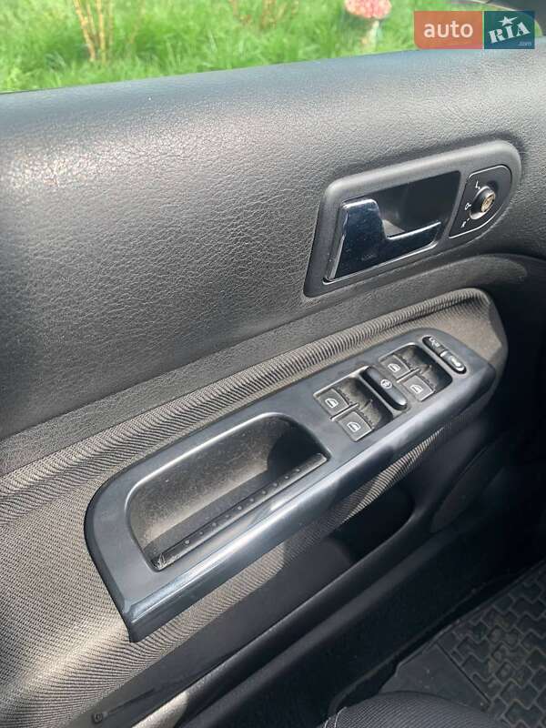 Хетчбек Volkswagen Golf 2000 в Брусилові