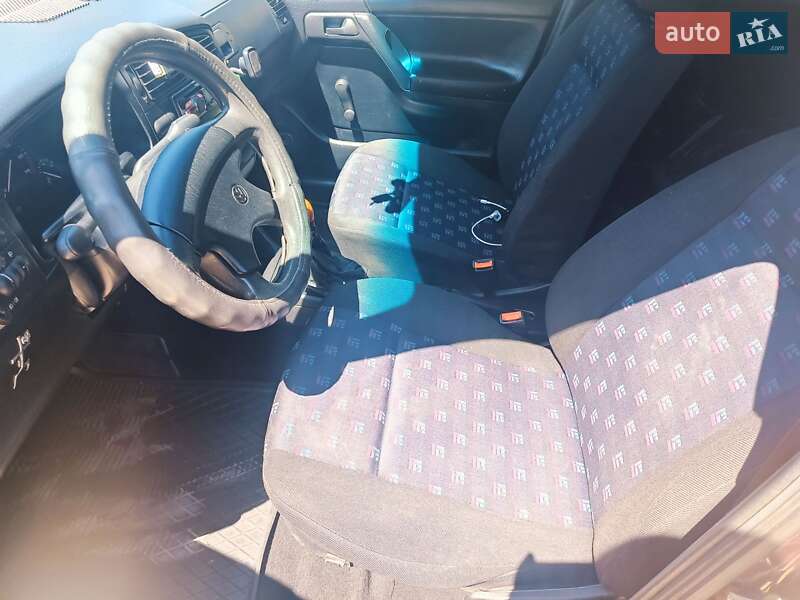 Хетчбек Volkswagen Golf 1994 в Тарутиному