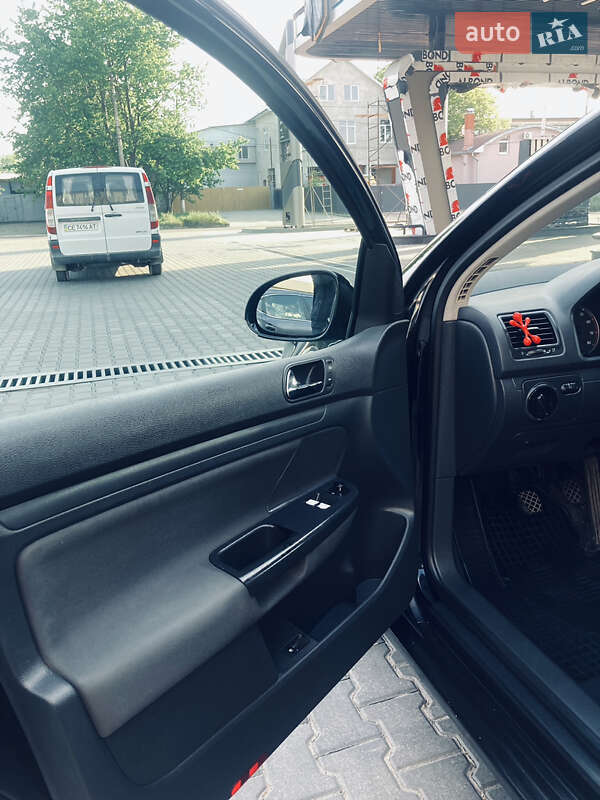 Хетчбек Volkswagen Golf 2005 в Чернівцях