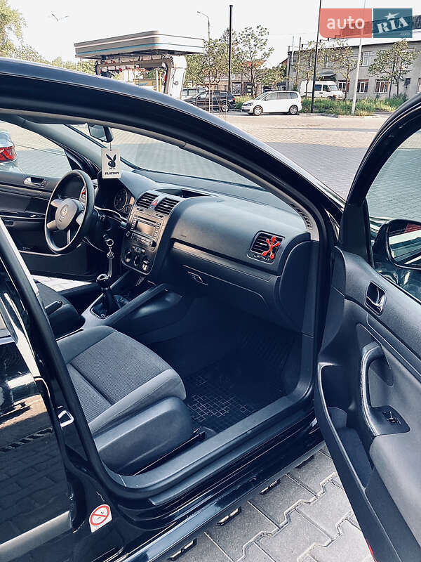 Хетчбек Volkswagen Golf 2005 в Чернівцях