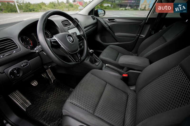 Хетчбек Volkswagen Golf 2012 в Чернівцях