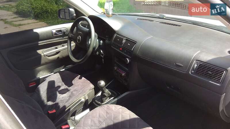 Хетчбек Volkswagen Golf 2001 в Каневі