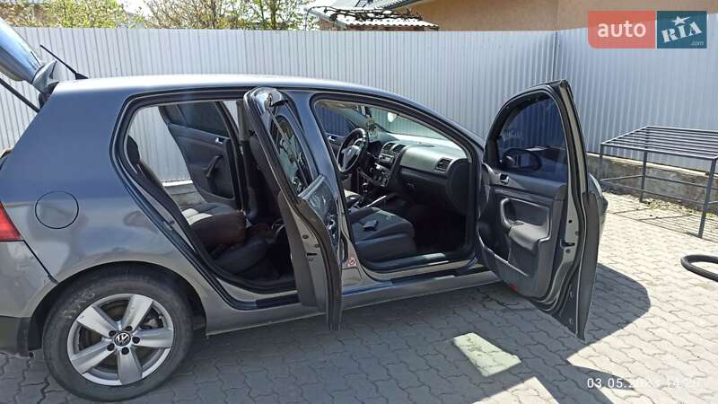 Хетчбек Volkswagen Golf 2005 в Коломиї