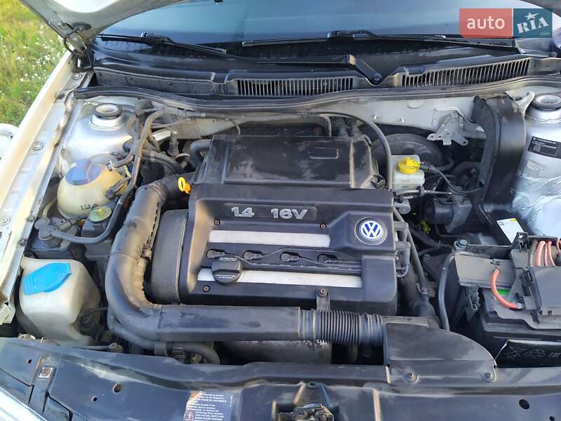 Хетчбек Volkswagen Golf 2001 в Дубровиці