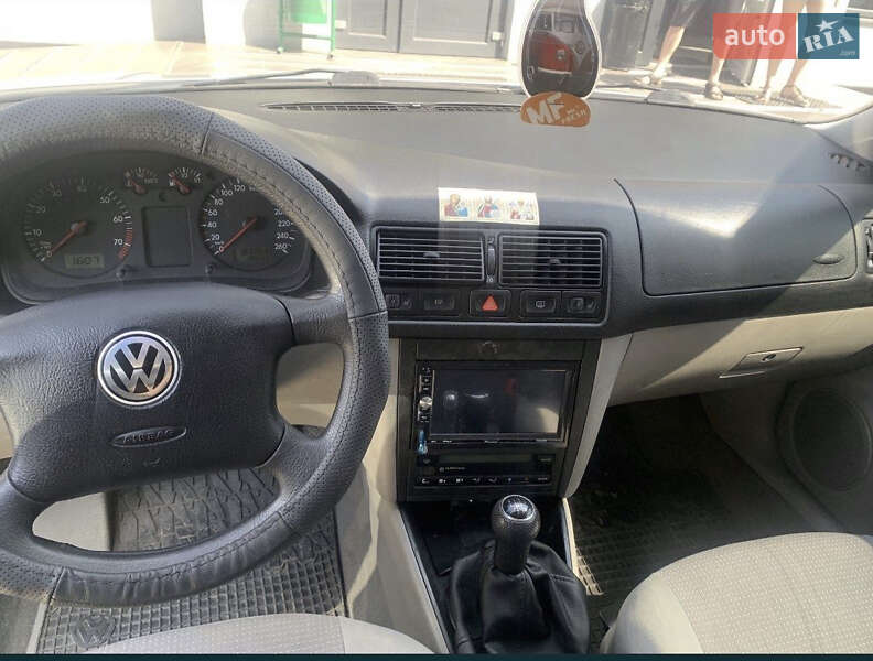 Універсал Volkswagen Golf 2001 в Чернівцях