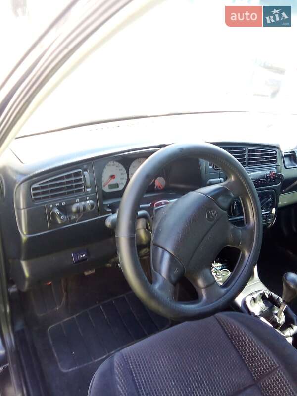 Хэтчбек Volkswagen Golf 1993 в Черновцах