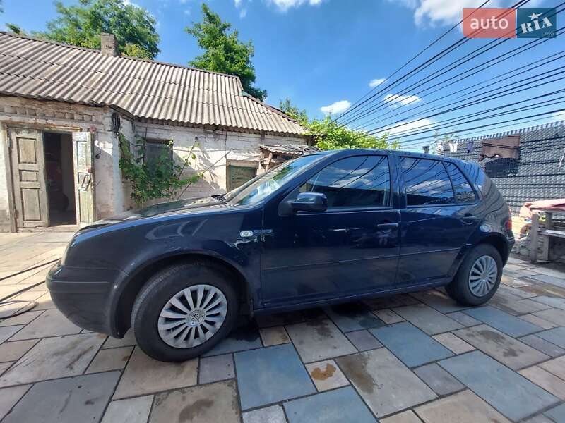Хэтчбек Volkswagen Golf 2002 в 