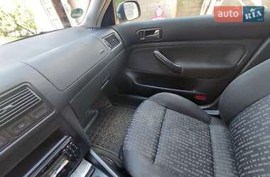 Хэтчбек Volkswagen Golf 2002 в 