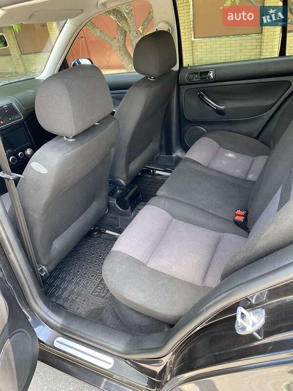 Хэтчбек Volkswagen Golf 2001 в Харькове